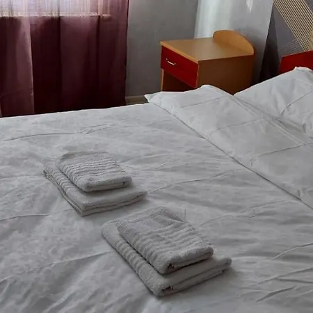 2 Bedroom On Tomashivskogo Street 7 Apartment *
